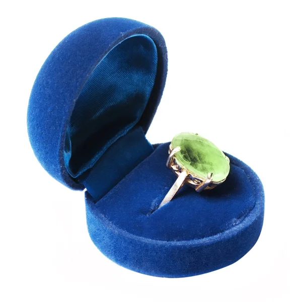 Retro ring med grön sten i blå ruta — Stockfoto