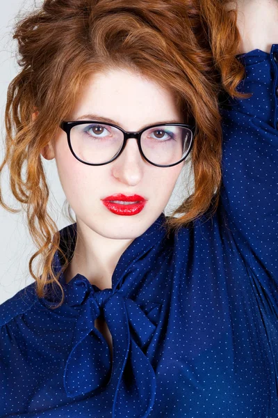 美容ファッション眼鏡の赤い毛を持つ若い女性の肖像画 — ストック写真