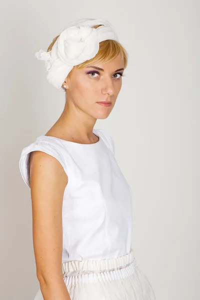 Porträt Der Schönheit Junge Frau Mit Blonden Haaren Weißem Kleid — Stockfoto