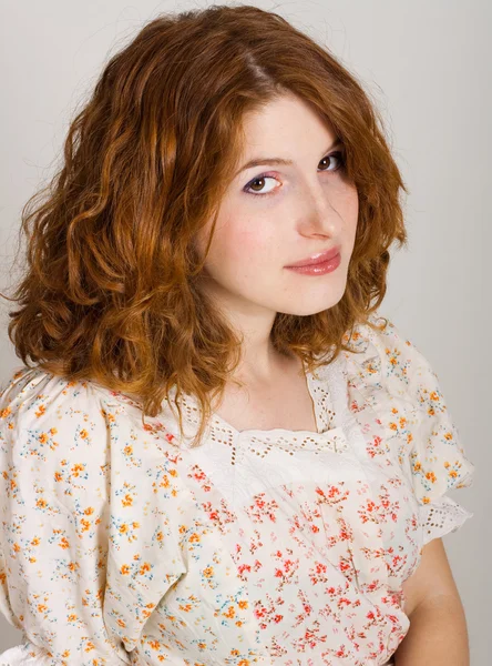 美しさ若い赤毛の女性の肖像画 — ストック写真