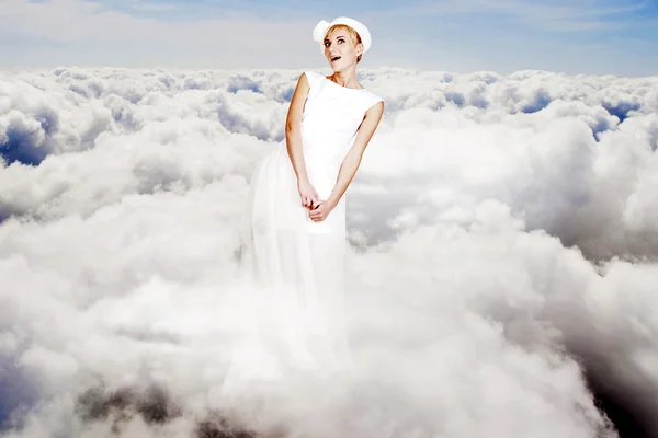 Коллаж. Красота молодая женщина на небе — стоковое фото