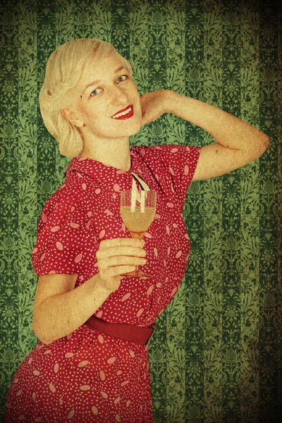 Blondýnka mladá žena krásy retro obrázek se sklem — Stock fotografie