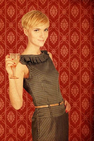Retro obraz piękna młoda kobieta blondynka ze szkła — Zdjęcie stockowe