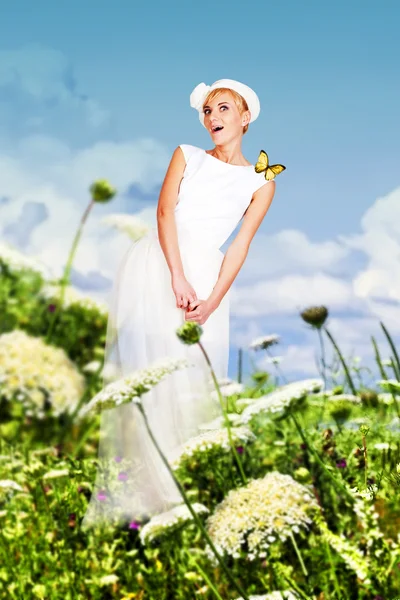 Piękna młoda kobieta w białej sukni — Zdjęcie stockowe