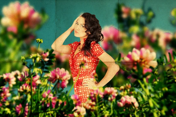 Märchen Bild mit Schönheit junge Frau in den Blumen lizenzfreie Stockbilder