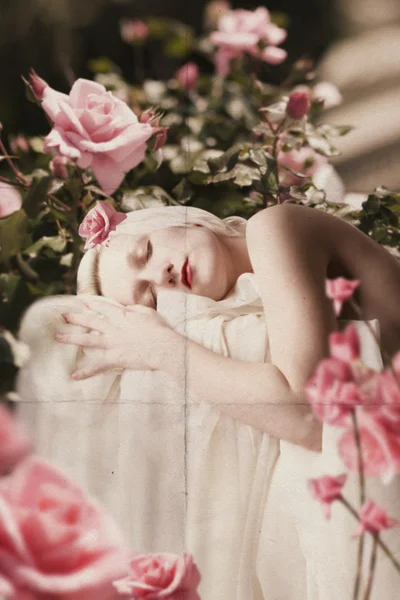 Νεαρή γυναίκα ομορφιά σε ροζ τριαντάφυλλα — Φωτογραφία Αρχείου