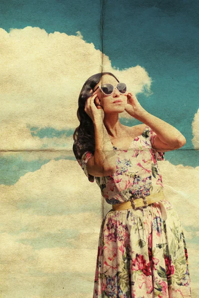 Beleza jovem mulher em óculos de sol — Fotografia de Stock