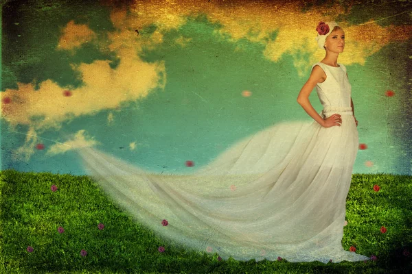 Beauté jeune femme en robe blanche sur la prairie verte — Photo