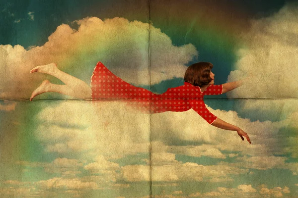 Γυναίκα ομορφιά πετούν στα σύννεφα, μπλε ουρανό — Φωτογραφία Αρχείου