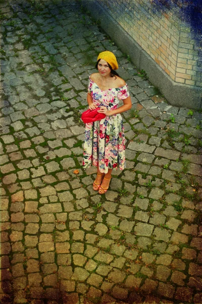 Skönhet kvinna i gul hatt — Stockfoto