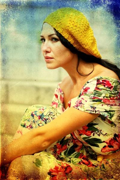 Γυναίκα ομορφιά με το κίτρινο καπέλο — Φωτογραφία Αρχείου