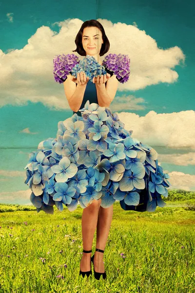 Красота молодая женщина в платье из цветов — стоковое фото