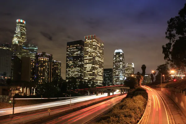 Downtown Los Angeles Alacakaranlıkta Köprü Sokaktan Göster — Stok fotoğraf