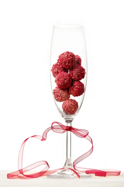 Trufas de chocolate de frambuesa en un vaso — Foto de Stock