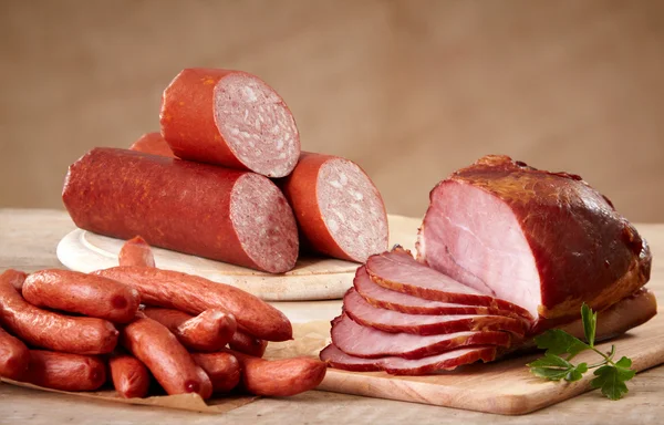 Uzené maso a klobásy — Stock fotografie