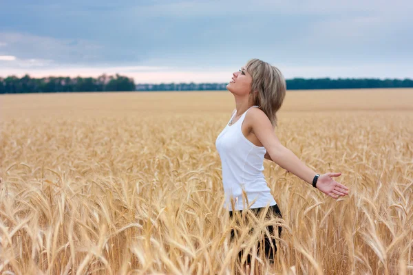 Uma rapariga num campo de trigo — Fotografia de Stock