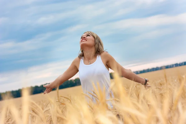 Une fille dans un champ de blé — Photo