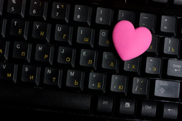 Herz auf Tastatur — Stockfoto