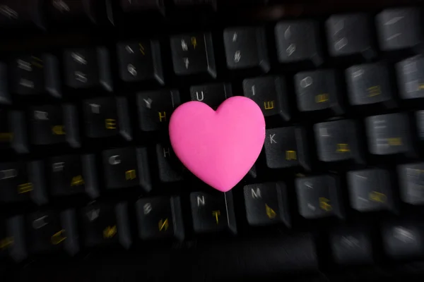 键盘上的心 — 图库照片
