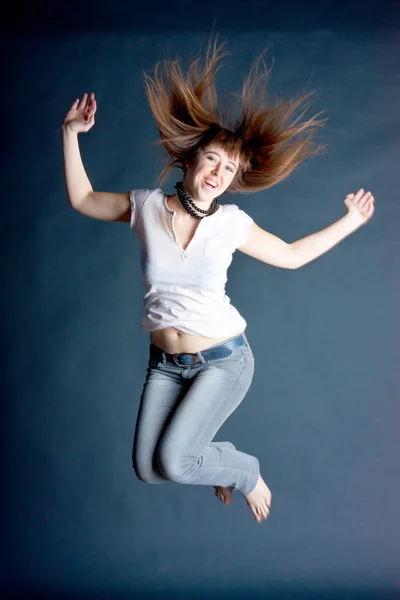Mädchen Sprung Vor Dunklem Hintergrund — Stockfoto