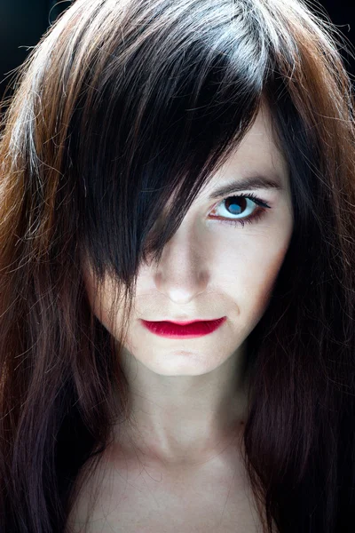 Mörka porträtt av en flicka — Stockfoto