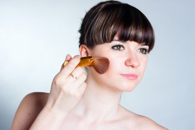 Kız onun yüzüne bakan