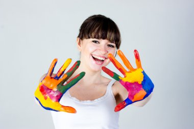 renkli elleri olan bir kız