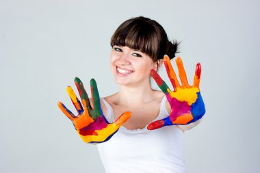 renkli elleri olan bir kız