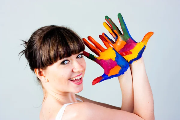 Een meisje met gekleurde handen — Stockfoto