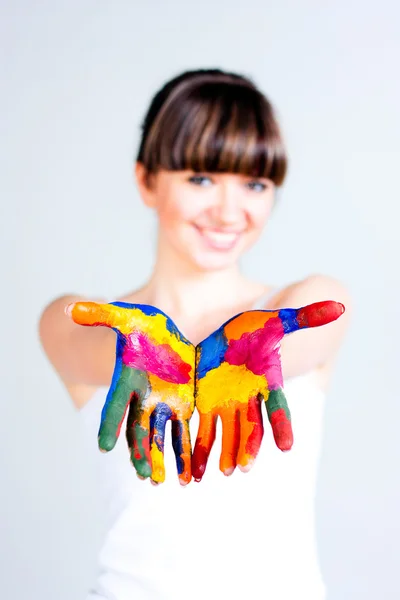 Una chica con manos de colores — Foto de Stock