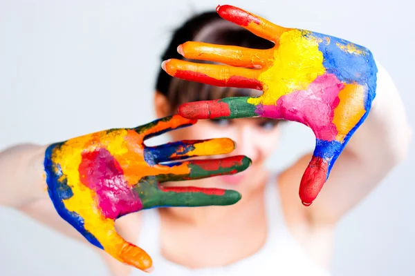 En flicka med färgade händer — Stockfoto