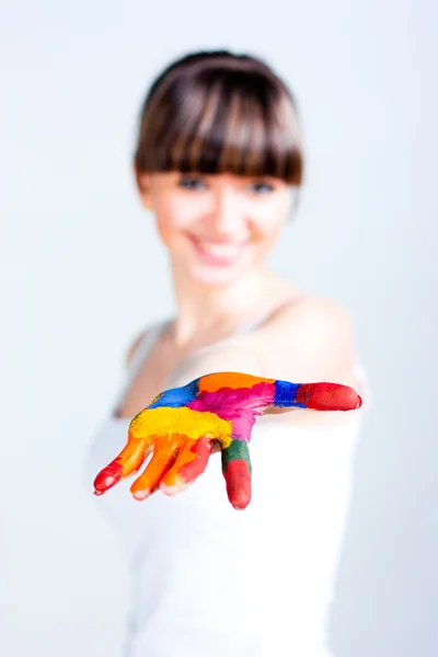 Uma menina com as mãos coloridas — Fotografia de Stock