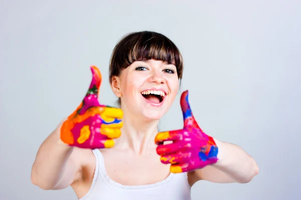 Een meisje met gekleurde handen — Stockfoto