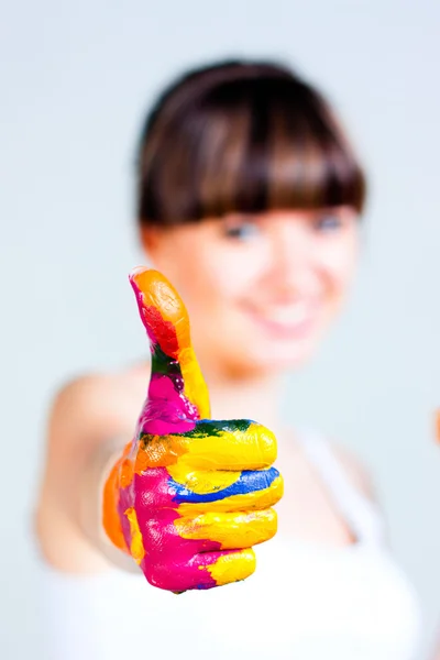 Ein Mädchen mit farbigen Händen — Stockfoto