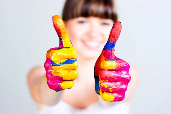 Uma menina com as mãos coloridas — Fotografia de Stock