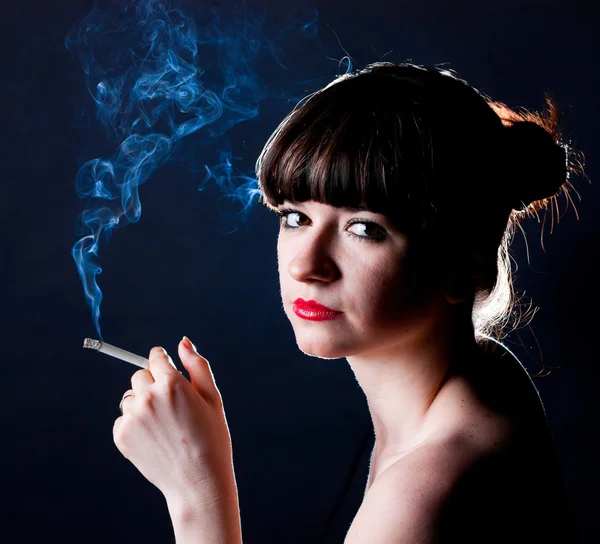 담배를 피우는 소녀 스톡 사진