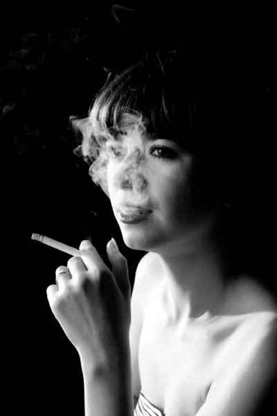 Sigaralı bir kız. Stok Resim