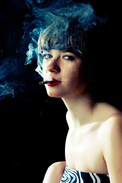En flicka med en cigarett Stockbild