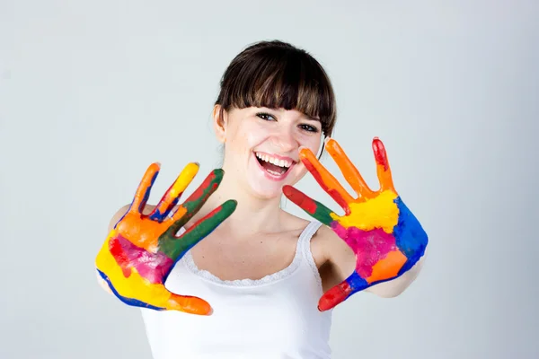 Ένα κορίτσι με χρωματιστό χέρια 免版税图库图片