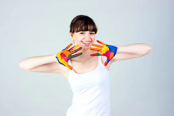En flicka med färgade händer Stockbild