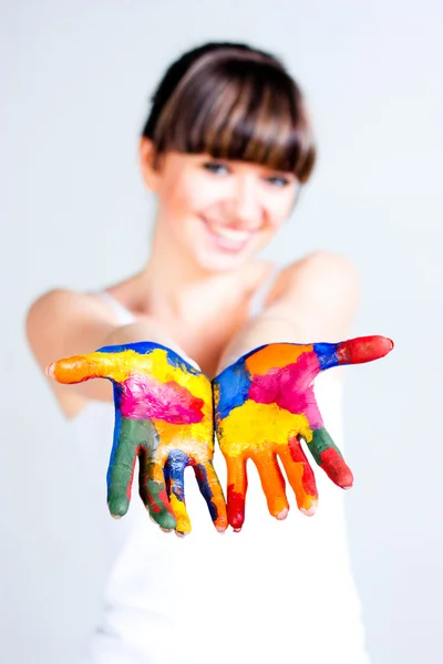 Uma menina com as mãos coloridas Fotos De Bancos De Imagens
