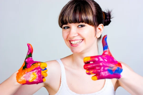 Ein Mädchen mit farbigen Händen Stockfoto