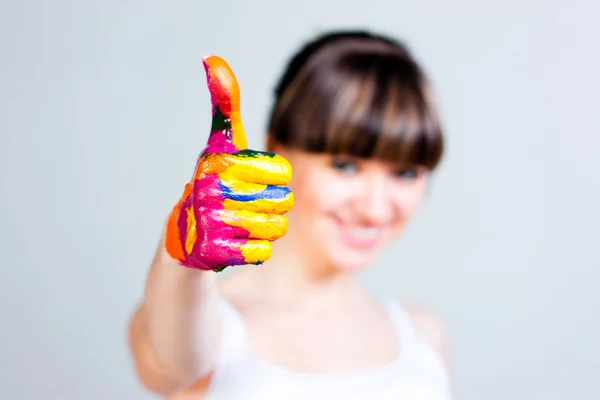 Een meisje met gekleurde handen Stockfoto
