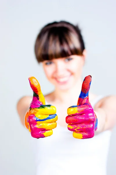 Uma menina com as mãos coloridas Fotos De Bancos De Imagens