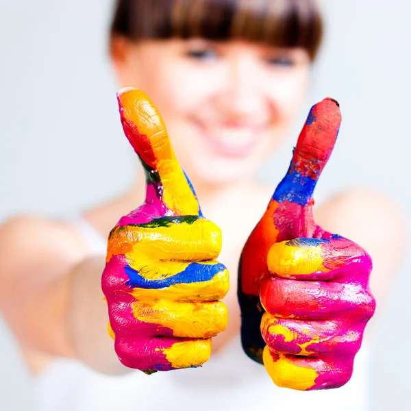 Una ragazza con le mani colorate Foto Stock