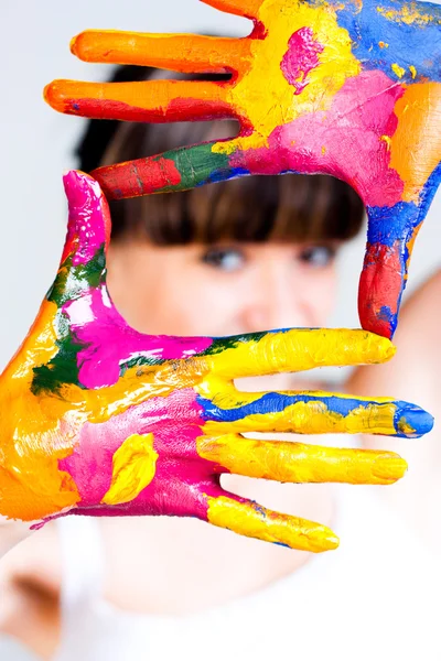 Una chica con manos de colores Imagen De Stock