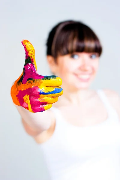 Una ragazza con le mani colorate Foto Stock