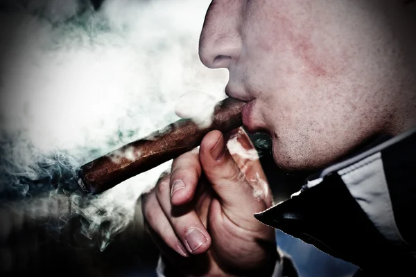 Smoking cigars — Stock Photo, Image