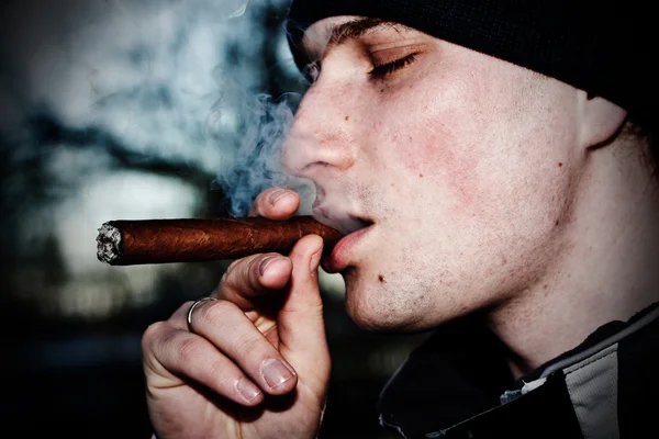 Smoking cigars — Stock Photo, Image