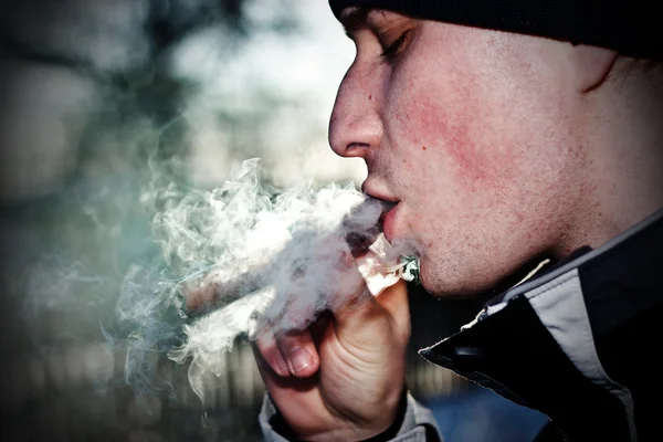 Zigarren rauchen Stockfoto